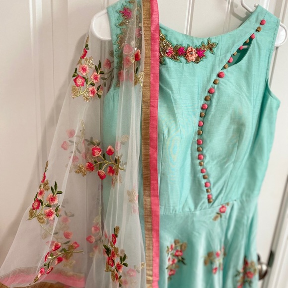 NEW Long gown with net scarf and legging - Picture 3 of 8